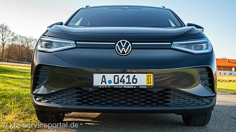 Ein Auto mit einem Kurzzeitkennzeichen in der Frontansicht.