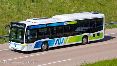 Auf einer Autobahn fährt ein Omnibus des öffentlichen Nahverkehrs.