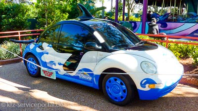 Ein VW-Beetle, welcher wie ein Orca bemalt ist, hat Rück- und Schwanzflosse als Anbauten.