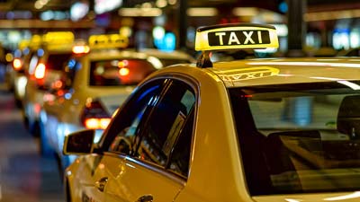 Ein Taxistand am Abend mit vielen wartenden Taxis