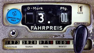 Ein alter Taxameter mit einer D-Mark-Anzeige