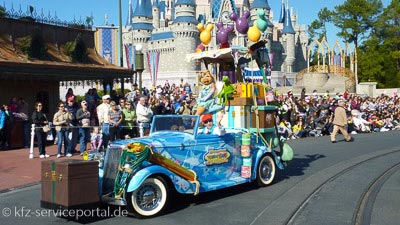 Ein Fahrzeug mit Aufbauten bei einer Parade