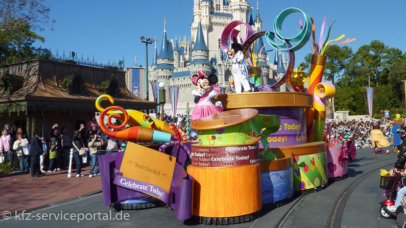 Eine Parade in einem Freizeitpark mit Brauchtumsfahrzeugen