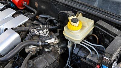 Der Blick in den geöffneten Motorraum auf den Behälter für die Bremsflüssigkeit