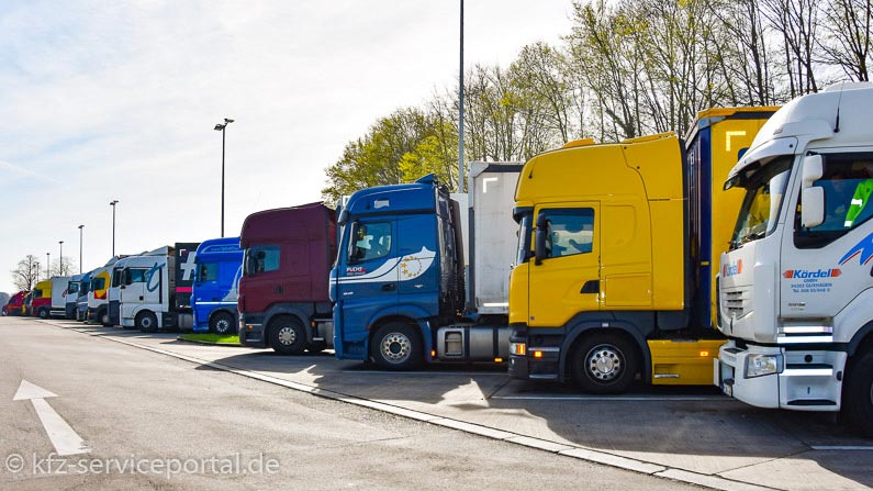 Viele Lastkraftwagen an einem Rastplatz bei der Ruhepause.