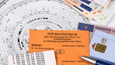 Führerschein, Fahrerkarte, ADR-Bescheinigung und Kontrollausdrucke von einem Kraftfahrer