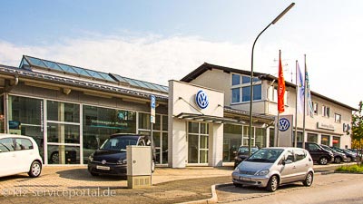 Die Vorderansicht eines Autohauses, in welchem man eine Fahrzeugbewertung erstellen lassen kann.