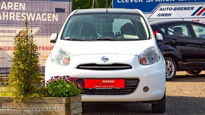 Auf einem Platz eines Fahrzeughändlers stehen Gebrauchtwagen.