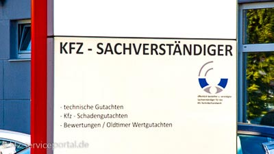 Ein Firmenschild für einen Sachverständiger mit Auflistung seiner Dienstleistungen.