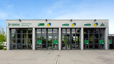 Eine Prüfhalle der Organisation DEKRA. Hier erhält man ebenfalls eine Fahrzeugbewertung.