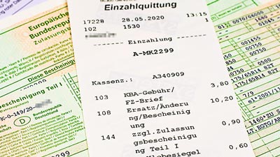 Zulassungsbescheinigungen Teil 2 und Teil 1 mit einer Quittung der Zulassungsstelle. Darauf sind die Gebühren für den Ersatz des Fahrzeugbriefes.