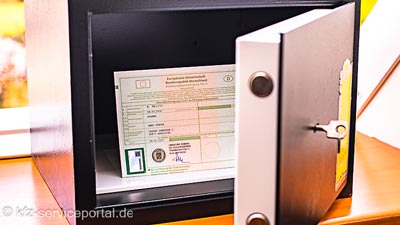 Ein geöffneter Safe. Darin liegt der Teil 2 der Zulassungsbescheinigung. Auch ein Fahrzeugbrief sollte in einem Tressor aufbewahrt werden.