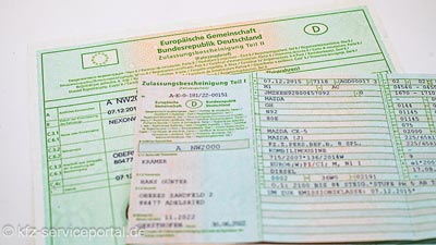 Eine Zulassungsbescheinigung Teil 1 und der Teil 2 der Zulassungsbescheinigung.