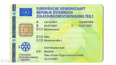 Ein Fahrzeugschein im Scheckkartenformat aus Österreich. Dieser ersetzt die Zulassungsbescheinigung Teil 1. Dort wird die eingetragene Person als Besitzer angegeben. Ein Hinweis zeigt: Dies ist kein Eigentumsnachweis.