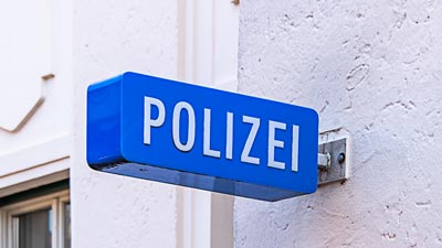 Ein Hinweisschild einer Polizeidienststelle. Hier wird ein Diebstahl des Fahrzeug mit der FIN angezeigt.
