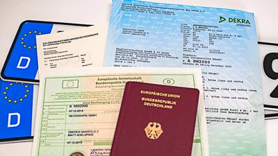 Kfz-Kennzeichen, Reisepass und Unterlagen für die Kfz-Zulassung. Für diesen Vorgang ist die Fahrgestellnummer (VIN) der Zulassungsbescheinigung erforderlich