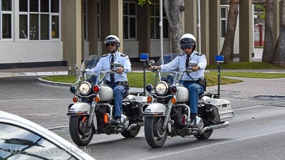 Zwei Polizisten auf ihren Motorrädern mit Blaulichtern.