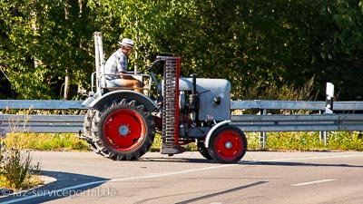 Ein alter Traktor auf einer Nebenstraße.
