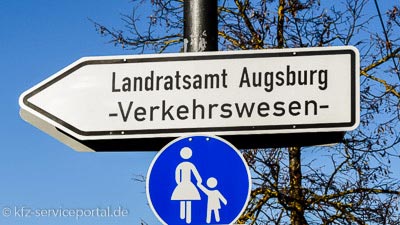 Ein Straßenschild mit dem Hinweis auf ein Landratsamt für das Verkehrswesen.