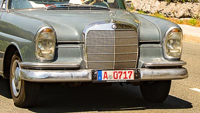 Ein Mercedes Oldtimer mit einem roten Kennzeichen. Im § 17 der FZV werden Fahrten zur Teilnahme an Veranstaltungen für Oldtimer beschreiben.