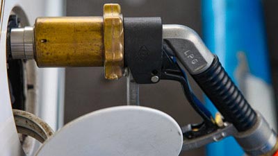 Ein LPG-Zapfhahn steckt in einem Fahrzeug und befüllt den Tank.