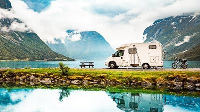 Ein Wohnmobil an einem See.