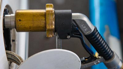 Ein Fahrzeug wird mit LPG betankt, der Zapfhahn steckt in der Tankvorrichtung.
