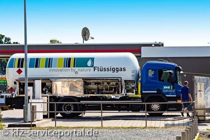 Ein Tanklaster füllt an einer Tankstelle Flüssiggas nach