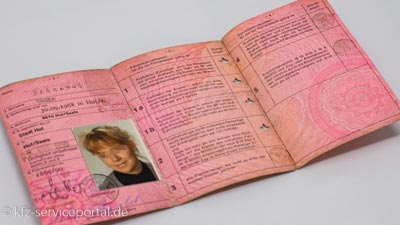 Ein alter, rosa Führerschein
