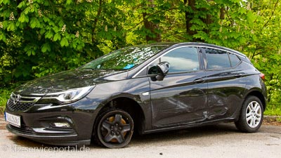 Ein dunkler Opel als Unfallauto