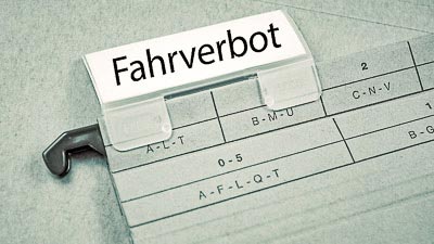 An einer Hängemappe ist der Text Fahrverbot zu lesen.