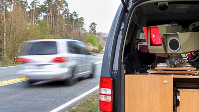 Aus einem Fahrzeug wird die Geschwindigkeit der Verkehrsteilnehmer gemessen. Wer zu schnell ist, wird geblitzt.
