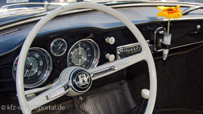 Der Blick in ein VW-Käfer Oldtimer. Das Lenkrad mit dem alten Logo und Amaturen sind gut zu erkennen.