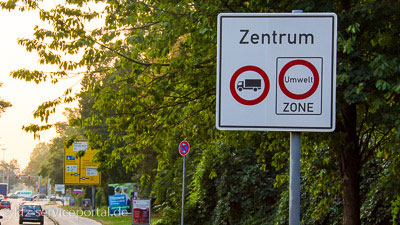 Ein Straßenschild zeigt an, dass es im Stadtzentrum eine Umweltzone gibt.