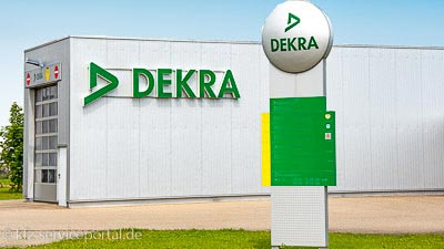 Eine DEKRA-Prüffstelle mit einer Halle und einem Firmenschild.