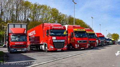 Lastkraftwagen sehen auf einem Parkplatz.