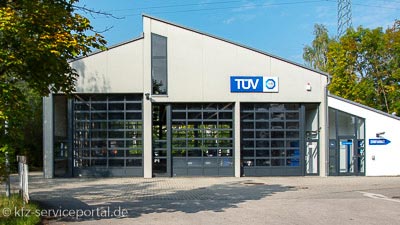 Eine TÜV SÜD Prüfstelle mit mehreren Toren und Prüfhallen.