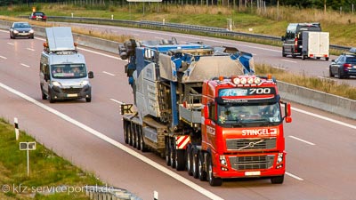 Ein Lastkraftwagen mit einer schweren Ladung fährt auf der Autobahn