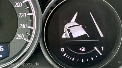 Eine Anzeige im Armaturenbrett zeigt den Spurhalteassistenten an.