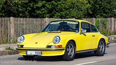 Ein gelber Oldtimer Porsche 911