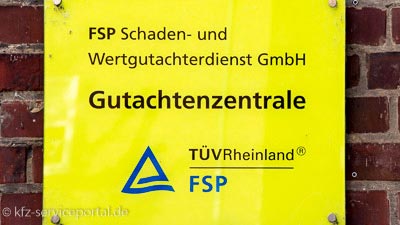Ein Schild der Prüfstelle FSP/TÜV Rheinland mit dem Hinweis eine Gutachtenzentrale