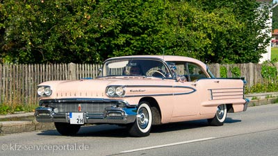 Ein Oldtimer aus Amerika auf einer Landstraße