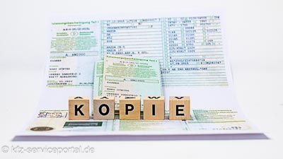 Eine Zulassungsbescheinigung Teil 1 und eine Kopie davon