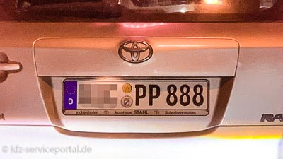 Die Heckansicht eines Fahrzeugs mit besonderer Nummernfolge - PP 888.