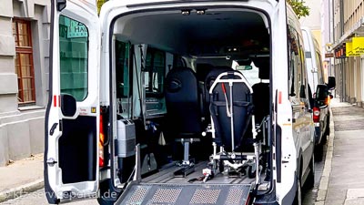 Ein Sonderfahrzeug, ein Transporter, welcher für den Transport von Behinderten umgebaut wurde.