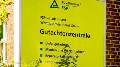Ein Firmenschild einer FSP-Prüfstelle. Darauf steht FSP Schaden- und Wertgutachtendienst GmbH.