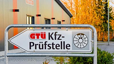 Ein Schild zeigt den Weg zur GTÜ-Kfz-Prüfstelle.