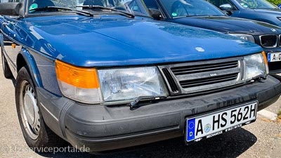 An einem Oldtimer ist ein H-Kennzeichen angebracht.