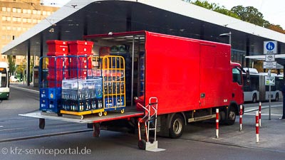 Ein 3,5 Tonnen LKW hat die Laderampe herunter gelassen.