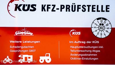 Ein Firmenschild einer KÜS-Prüfstelle. Hier sind die Dienstleistungen zu sehen, auch die Gasprüfung G607.